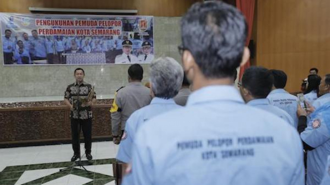 Wali Kota Semarang, Hendrar Prihadi kukuhkan Pemuda Pelopor Perdamaian Kota Semarang di Gedung Balaikota, Jumat (28/9). 