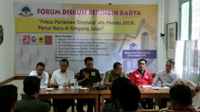 Sekjen Partai Berkarya Priyo Budi Santoso, berbaju putih kedua dari kiri