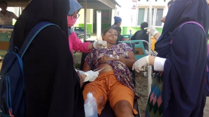 Warga menjadi korban reruntuhan akibat gempa bumi di Donggala, Sulawesi Tengah, 28 September 2018