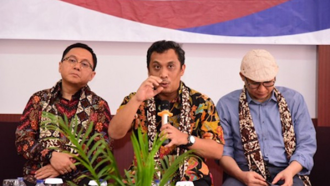 Anggota Komisi XI DPR RI Ahmad Najib Qudratullah (tengah).