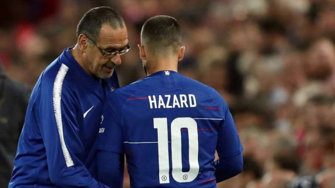 Manajer Chelsea, Maurizio Sarri bersama Eden Hazard
