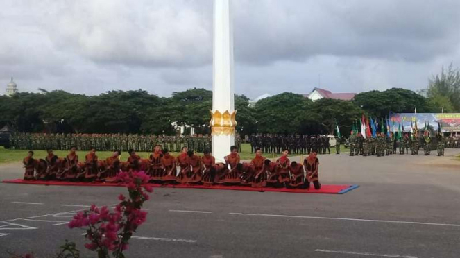 Tari Saman menyambut pawai Bendera Merah Putih HUT TNI ke-73 tiba di Banda Aceh 