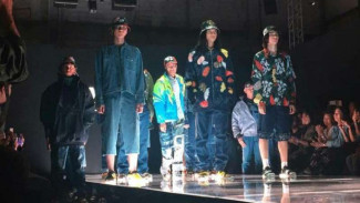 7 Desainer Ini Kreasikan Jeans jadi Busana Keren dan Stylish