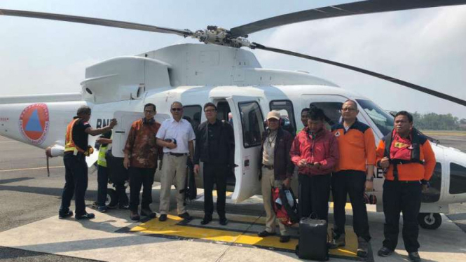 Mendagri Tjahjo Kumolo naik helikopter dari Balikpapan ke lokasi gempa di Palu.