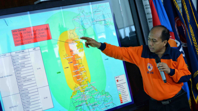Kepala Pusat Data Informasi dan Humas BNPB Sutopo Purwo Nugroho (tengah) memberikan pemaparan mengenai dampak gempa bumi dan tsunami di kota Donggala dan Palu, Sulawesi Tengah saat konferensi pers di Graha Badan Nasional Penanggulangan Bencana (BNPB), Jak
