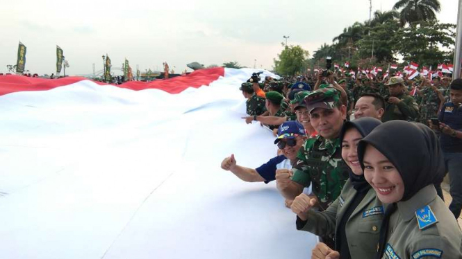 Bendera raksasa dikibarkan di Benteng Kuto Besak Palembang saat pawai HUT TNI 