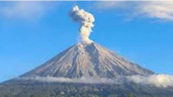 Gunung Kerinci di Jambi mengeluarkan abu vulkanik dengan ketinggian 1.400 kaki.