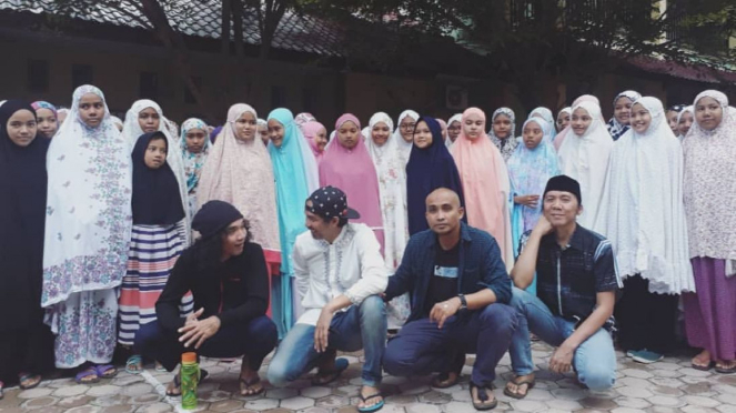 Slank berfoto dengan Santri di Kabupaten Pidie, Aceh, Sabtu 29 September 2018