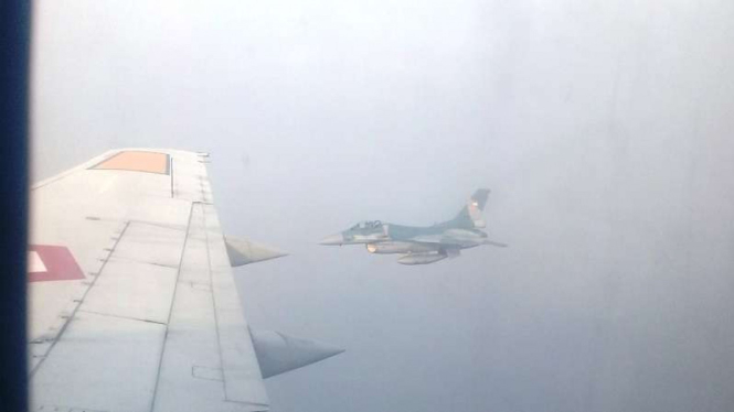 Jet tempur F-16 di sisi kiri Pesawat Boeing 737 TNI AU