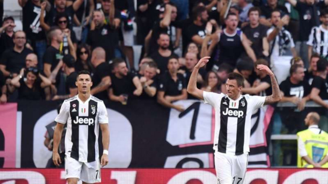 Penyerang Juventus, Cristiano Ronaldo dan Mario Mandzukic.