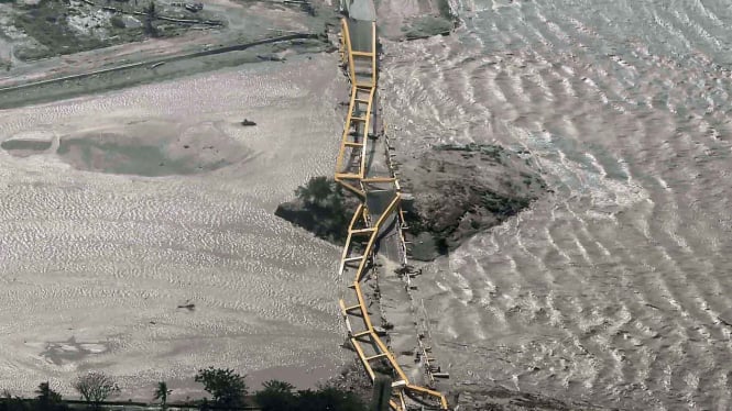 Suasana jembatan kuning yang ambruk akibat gempa dan tsunami di Palu, Sulawesi Tengah, Sabtu, 29 September 2018.
