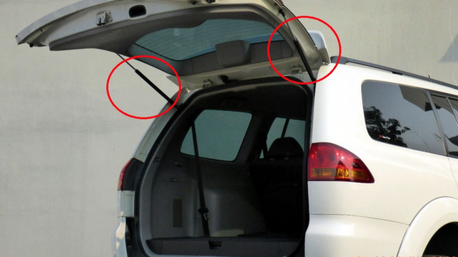 Suspensi penahan pintu bagasi Mitsubishi Pajero Sport