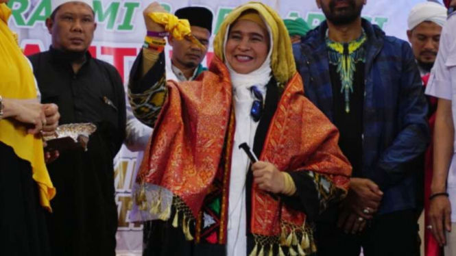 Neno Warisman mendapat gelar kehormatan di Aceh.