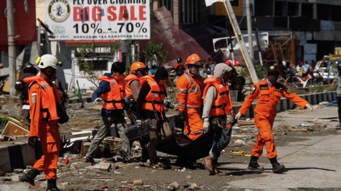 Tim Basarnas evakuasi korban tsunami di Pantai Talise Palu Sulawesi Tengah