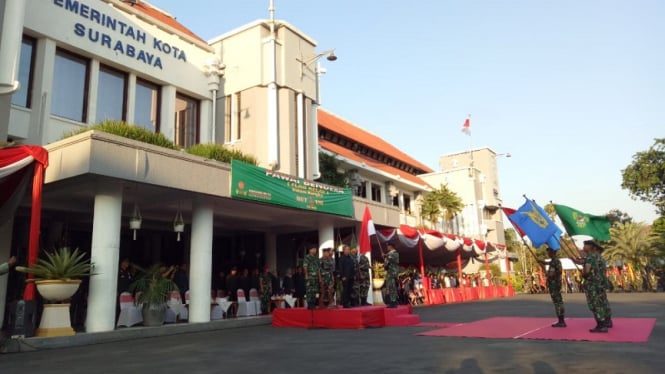 Pawai Bendera Merah Putih HUT TNI ke-73 tiba di Kota Surabaya 