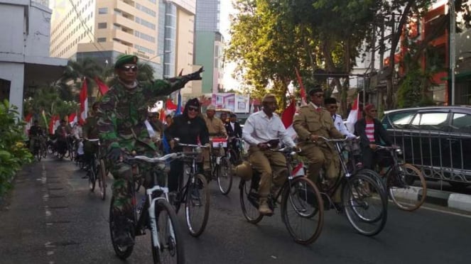Komunitas sepeda ontel Surabaya ikut pawai bendera jelang HUT TNI ke 73 