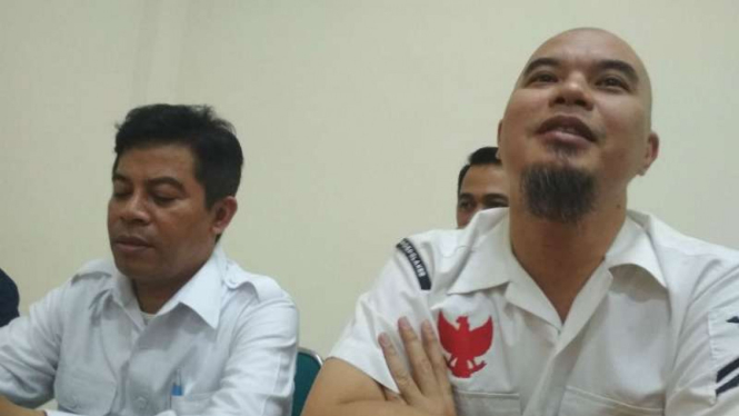 Ahmad Dhani di sela nonton bareng film G-30-S/PKI di Posko Prabowo-Sandiaga di Surabaya, Jawa Timur, pada Minggu malam, 30 September 2018.