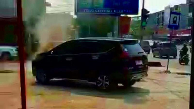 Mitsubishi Xpander terbakar di Pekanbaru, Riau
