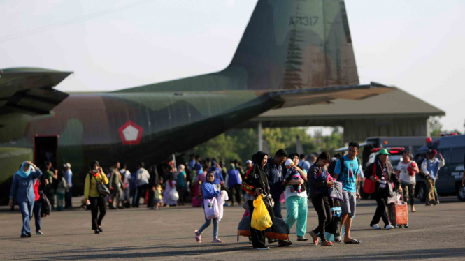 Pengungsi korban gempa dan tsunami Kota Palu dan Donggala dengan menggunakan pesawat C130 Hercules milik TNI AU tiba di Lanud Hasanuddin, Kabupaten Maros, Sulawesi Selatan, Minggu, 30 September 2018.