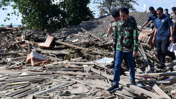 Presiden Joko Widodo mengunjungi korban gempa bumi dan tsunami di Palu, Sulawesi Tengah, Minggu 30 September 2018.