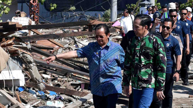 Presiden Joko Widodo (kanan) didampingi Gubernur Sulawesi Tengah Longki Djanggola (kiri) mengunjungi lokasi gempa bumi dan tsunami di Palu, Sulawesi Tengah, Minggu, 30 September 2018.