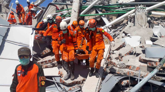 Tim SAR melakukan evakuasi korban gempa yang tertimbun reruntuhan bangunan hotel Roa-Roa di Palu, Minggu, 30 September 2018.