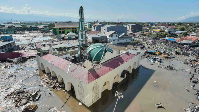 Suasana kawasan masjid Baiturrahman yang diterjang tsunami di wilayah Talise, Palu Barat, Sulawesi Tengah, Minggu, 30 September 2018.