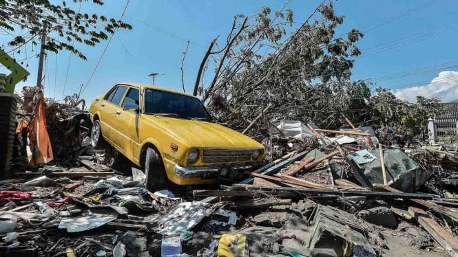 Sebuah mobil berada di reruntuhan bangunan yang hancur akibat tsunami di wilayah Talise, Palu Barat, Sulawesi Tengah.