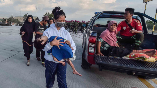 Korban gempa selamat berjalan di Bandara Mutiara Sis Aljufri untuk di evakuasi di Palu, Sulawesi Tengah