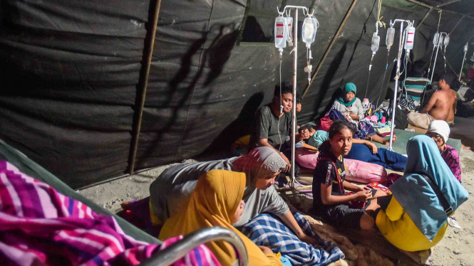 Pasien dan korban gempa berada di tenda darurat di Rumah Sakit Wirabuana, Palu, Sulawesi Tengah