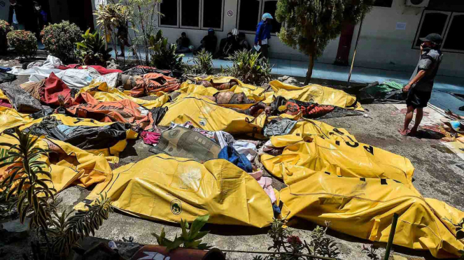 Warga mencari korban gempa dan tsunami yang tewas di RS Bhayangkara, Palu, Sulawesi Tengah, Minggu, 30 September 2018.