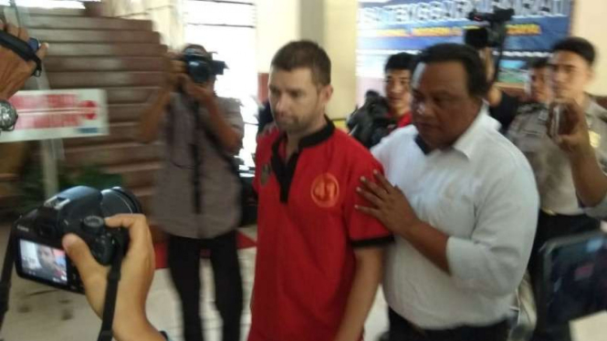Polisi memperlihakan seorang turis asal Perancis yang ditangkap aparat aparat Bea Cukai karena kedapatan berusaha menyelundupkan sabu-sabu ke Lombok, NTB.