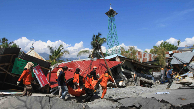 Anggota Basarnas mengevakuasi jenazah korban gempa di Petobo, Palu Selatan, Sulawesi Tengah, Senin, 1 Oktober 2018.