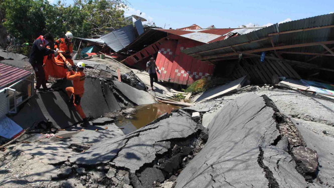 Anggota Basarnas mengevakuasi jenazah korban gempa di Petobo, Palu Selatan, Sulawesi Tengah, Senin, 1 Oktober 2018.