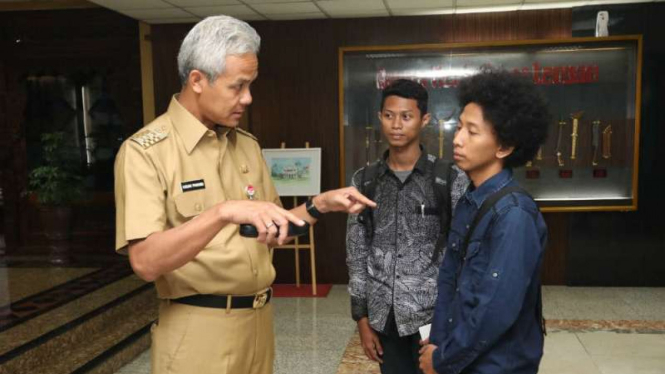 Mahasiswa asal Palu menemui Gubernur Jawa Tengah Ganjar Pranowo agar dibantu pulang kampung untuk mencari keluarganya pada pada Senin, 1 Oktober 2018.