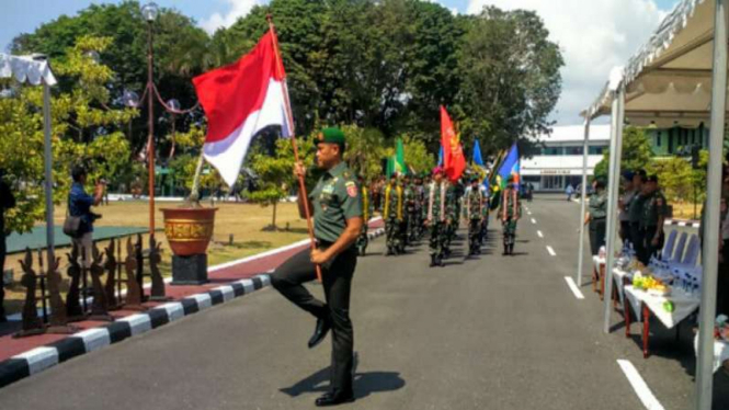 Kasdam VI Mulawarman Brigjen TNI Teguh menerima estafet pawai bendera HUT TNI