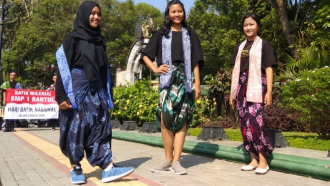 Sejumlah pelajar SMP 1 Bantul, Yogyakarta gelar fashion show Batik.
