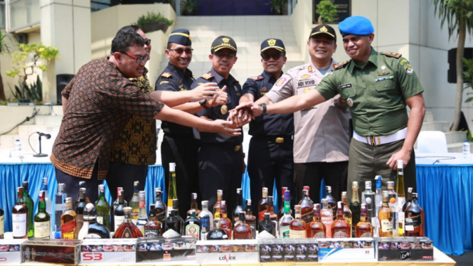 Bea Cukai Marunda Musnahkan 2 Juta Batang Rokok & 2.245 Botol Minuman Keras