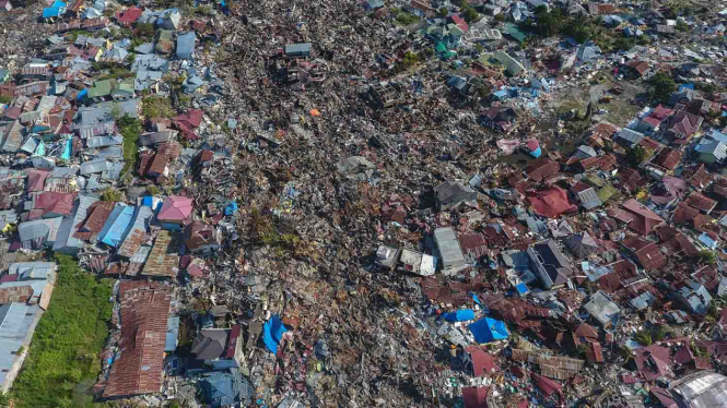 Foto udara rumah-rumah warga yang hancur akibat gempa 7,4 pada skala richter (SR) di Perumnas Balaroa, Palu, Sulawesi Tengah, Senin, 1 Oktober 2018.