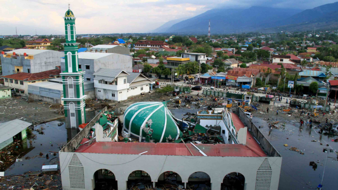 Masjid Baiturrahman pascagempa dan tsunami di daerah Taman Ria, Palu, Sulawesi Tengah, Senin, 1 Oktober 2018.