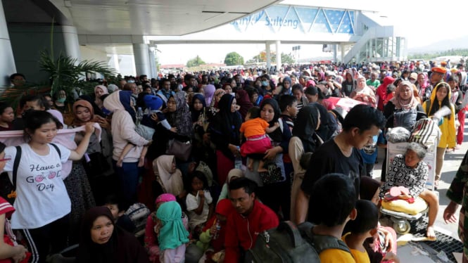 Warga korban gempa dan tsunami memadati Bandara Mutiara Sis Al Jufri untuk mengungsi ke provinsi lain di Palu, Sulawesi Tengah