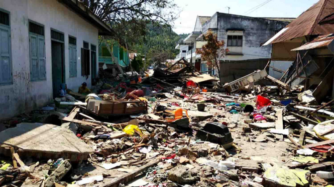 Sejumlah toko dan gudang yang rusak akibat diterjang gempa dan tsunami berkekuatan 7,4 SR di kawasan Pergudangan Kabupaten Donggala, Sulteng