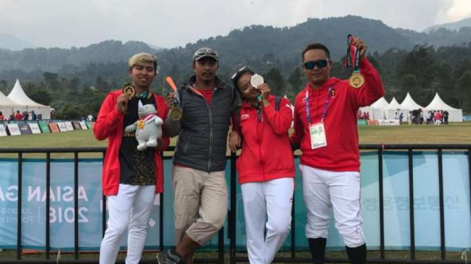 Foto semasa hidup Ardi (mengenakan jaket) bersama atlet paralayang asal Malang.