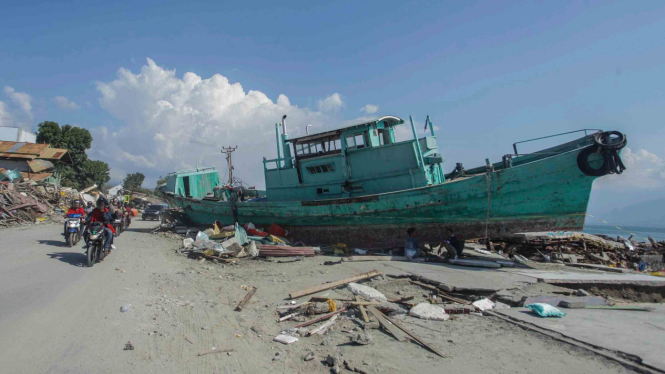Sebuah kapal terdampar akibat gempa dan tsunami di kawasan Pantai Taipa, Palu Utara, Sulawesi Tengah, Senin, 1 Oktober 2018.