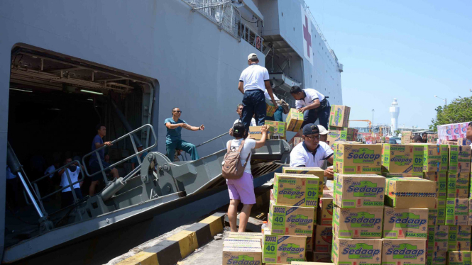 Personel TNI mengangkut bantuan gempa dan tsunami Palu ke KRI Dr.Soeharso melalui Pelabuhan Benoa, Bali