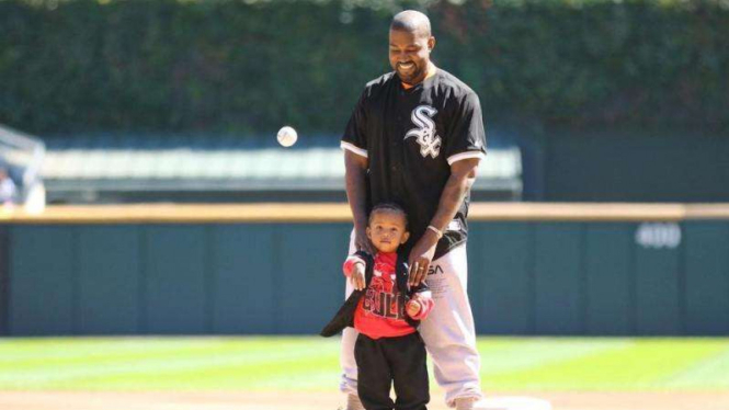 Rapper, Kanye West bersama sang putra.