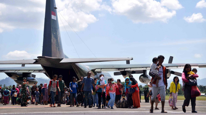 Korban gempa Palu-Donggala saat tiba di Bandara Internasional Sam Ratulangi, Manado, Sulawesi Utara