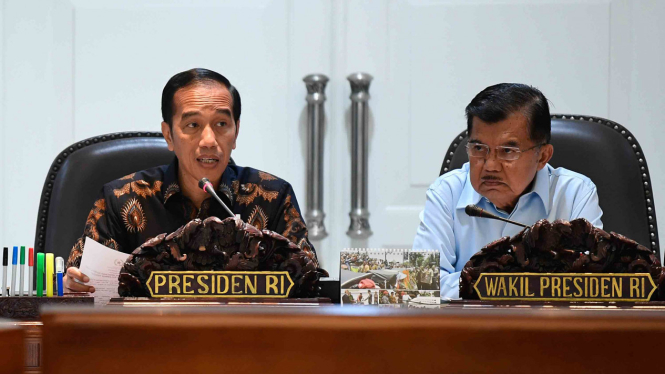 Presiden Joko Widodo  (kiri) didampingi Wakil Presiden Jusuf Kalla (kanan)