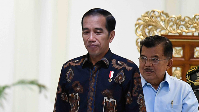 Presiden Joko Widodo (kiri) bersama Wakil Presiden Jusuf Kalla (kanan) bersiap memimpin rapat terbatas persiapan pelaksanaan Asian Para Games ke-3 di Kantor Presiden, Jakarta.