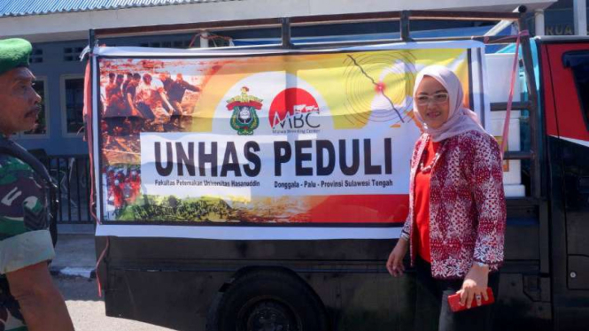 Rektor Universitas Hasanuddin Dwia Aries Tina Pulubuhu menyerahkan bantuan satu ton bakso untuk para korban gempa dan tsunami di Kota Palu dan Donggala di Lanud Makassar pada Selasa, 2 Oktober 2018. 